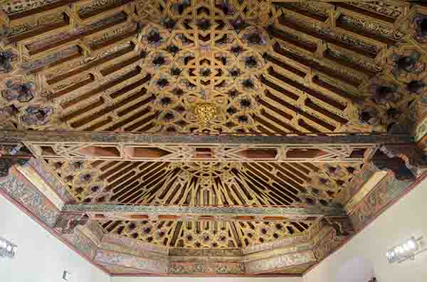 Granada 147 - palacio de la Madraza - salón de Caballeros XXIV - techo.jpg